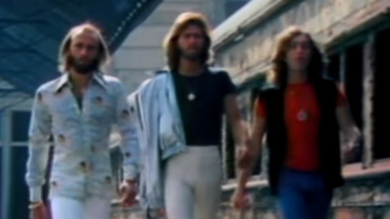 11. Bee Gees - Stayin' alive

Саундтракът на филма "Треска в събота вечер" е пълен с чудесии, но изборът ни пада върху "Stayin' alive", която така прекрасно улавя магията на диското. Въпреки запомнящия се ритъм текстът на песента всъщност е посветен на една сериозна тема - колко трудно е да оцелееш, да се пребориш с трудностите, особено в град като Ню Йорк. Интересен факт: песента се ползва за инструктаж на млади медицински специалисти за това с какъв ритъм трябва да правят сърдечен масаж.