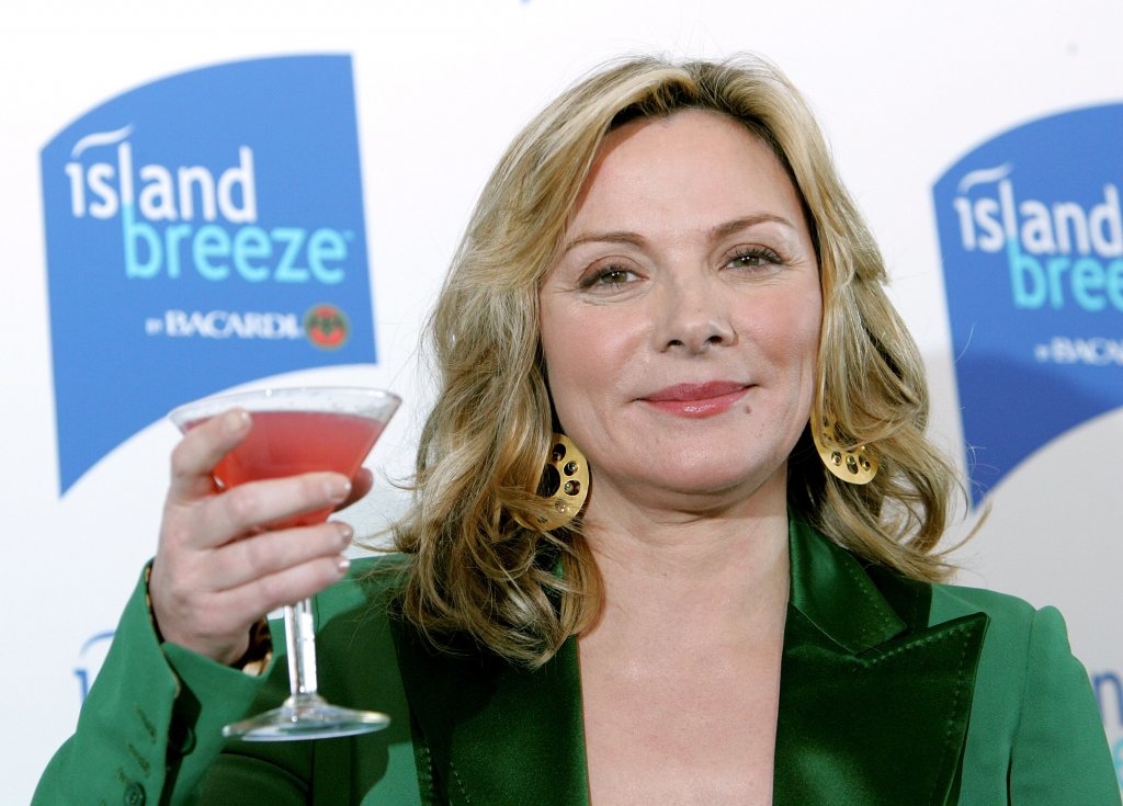 Постъпила е в клиника за зависими
Въпреки че никоя от героините не е страдала от пристрастяване към наркотиците или алкохола, в новия сезон сценаристите може да добавят нещо подобно към характера на Саманта, което е започнало със страха ѝ от остаряването. Лечението ѝ в клиника за зависими би обяснило отсъствието ѝ, а кризата на средата възраст при четирите най-известни нюйоркчанки може да послужи като основна тема.