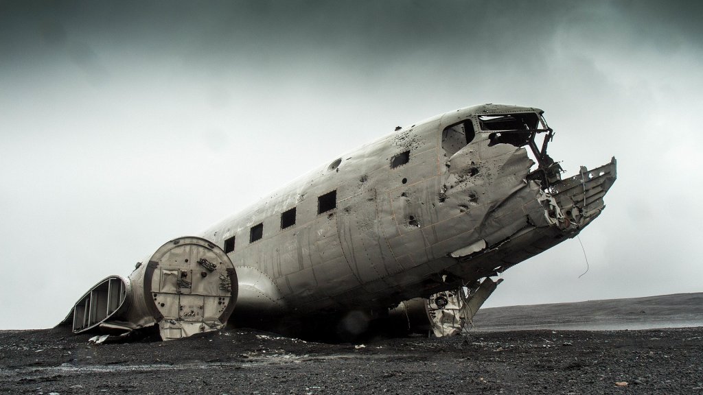 1920px-A_broken_plane_on_the_floor_(Unsplash)