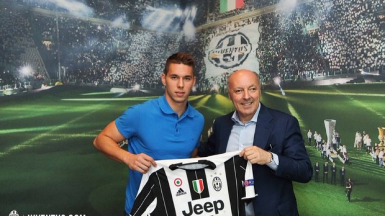 Атакуващ полузащитник: Марко Пяца (Ювентус)
Пристигането на Игуаин и Пянич остави в сянката трансфера на Пяца в Ювентус, но му се възлагат огромни надежди. Той е универсален играч, който може да играе и по крилата, и като плеймейкър.