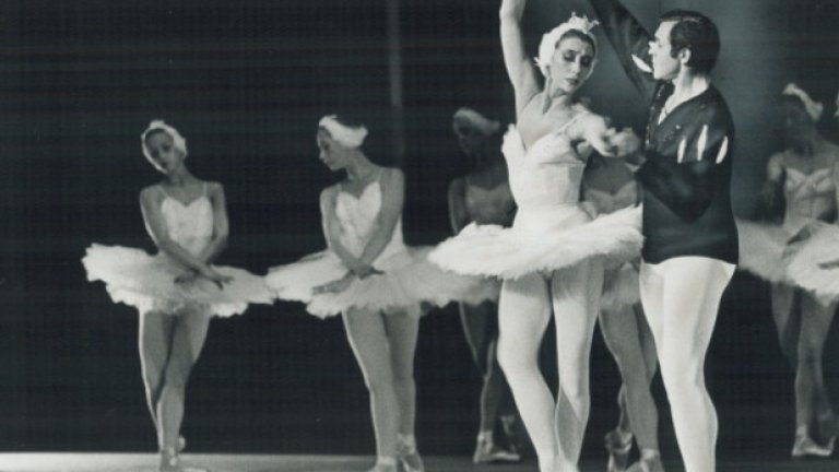 Мая Плисецкая: "Разбира се, затова 20-те години са приказни за всяка жена, защото на 20 години изглежда добре денонощно. Към 30-те, уви, е красива за не повече от 3 часа на ден. След това - още по-малко. А към 50-те стават към 5-7 минутки. При това - при театрално осветление и със старателен грим"