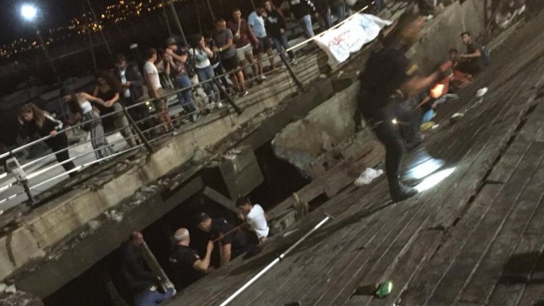 Дървената платформа поддала под тежестта на забляващите се