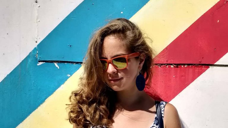 Ася Драганова е родена в София, но живее и работи във Великобритания. Книгата й „Popular Music in Contemporary Bulgaria: At the Crossroads" разглежда различните аспекти на съвременната българска музика.