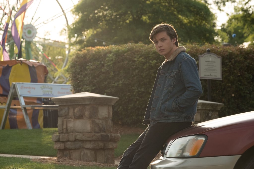 \"С обич, Саймън\" (Love, Simon)
Разбира се, тийн комедията не може да се сравнява с някои други заглавия (\"120 удара в минута\" или \"Призови ме с твоето име\"), посветени на ЛГБТИ тематиката, но тя е най-доброто от комерсиалното кино на 2018-та до
