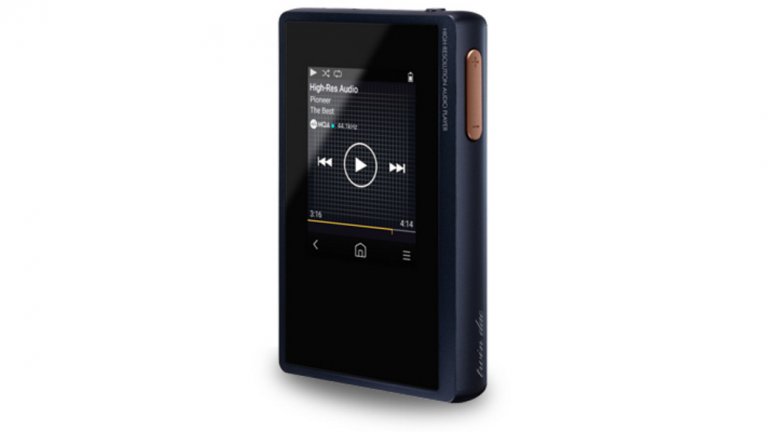 Най-добър мобилен аудиоплейър - Pioneer XDP-02U 

Плейърът притежава 16 GB вградена памет, която може да се разшири до 512 GB чрез двата слота за microSD карти, мощен 300 mW усилвател и батерия, издържаща около 15 часа. Устройството работи с Wi-Fi или Bluetooth за стриймване на музика, като е съвместимо с музикални файлове с резолюция до 192 kHz/32 bit. 