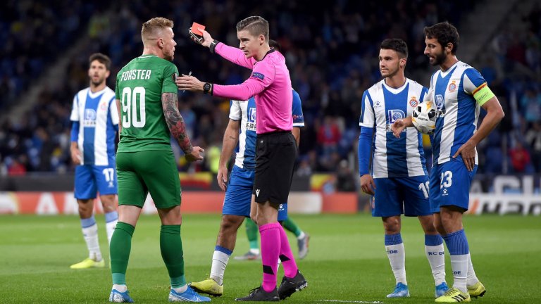 Червеният картон на Форстър дойде малко след първия гол във вратата на Илиев и на практика реши всичко в мача