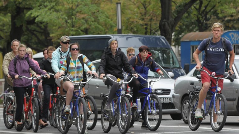 Германия е третият по големина автомобилен производител в света, като изостава само след Япония и САЩ. Това е родината на BMW, Audi, Mercedes Benz и Volkswagen. Тези брандове и свързаният с тях икономически просперитет оформят културната и политическата идентичност на Германия. Няма по-важна индустрия за страната от автомобилната. Свободата и независимостта, който личният автомобил дава, не може да се сравнява с автобуси, влакове, таксита или велосипеди.