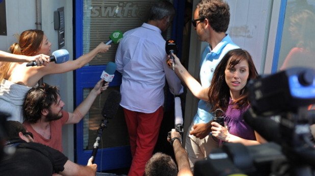 Журналисти чакат информация пред офиса на испанския собственик на самолета - Swift Air.