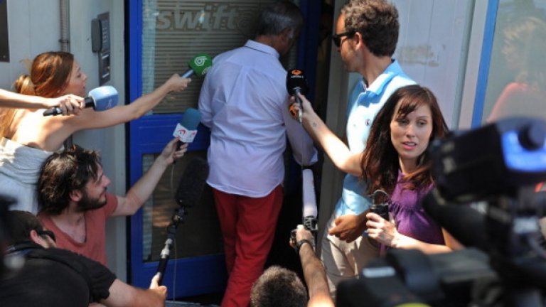 Журналисти чакат информация пред офиса на испанския собственик на самолета - Swift Air.