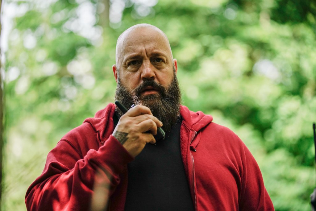 Кевин Джеймс, "Беки"Брадатият гологлав мъж тук е Кевин Джеймс - знаем го от „Хич“ с Уил Смит, от „Дърти хлапета“ и от „Царят на квартала“. В „Беки“ Джеймс прави изключително рязък завой в кариерата си и изиграва Доминик Люис, кръвожаден неонацист без капка милост. Филмът не спестява някои притеснително кървави и насилствени сцени, но познатият от комедиите миловиден Джеймс прави една от ролите на живота си. 
„Беки“ е наличен в Apple TV за онези, които не са особено чувствителни и не се притесняват от кръв.