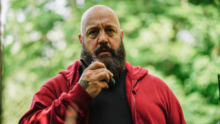 Кевин Джеймс, "Беки"Брадатият гологлав мъж тук е Кевин Джеймс - знаем го от „Хич“ с Уил Смит, от „Дърти хлапета“ и от „Царят на квартала“. В „Беки“ Джеймс прави изключително рязък завой в кариерата си и изиграва Доминик Люис, кръвожаден неонацист без капка милост. Филмът не спестява някои притеснително кървави и насилствени сцени, но познатият от комедиите миловиден Джеймс прави една от ролите на живота си. 
„Беки“ е наличен в Apple TV за онези, които не са особено чувствителни и не се притесняват от кръв.