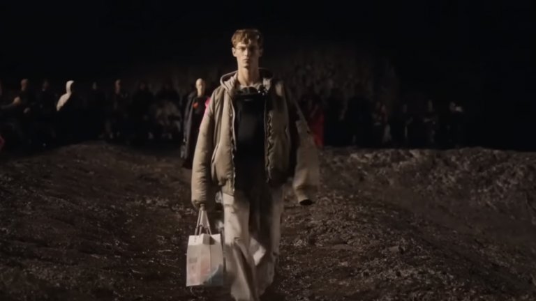 Калният подиум на Balenciaga
Един от пионерите на модната сцена - Демна Гвасалия, който не от вчера и не от днес хвърля следящите тенденциите в недоумение, и този сезон не изневери на стила си. Грузинецът пусна моделите, които представят последната му колекция, по подиум, вдъхновен от постапокалиптична сцена. А за да не скучаят, някои от инфлуенсите на марката също обуха джапанките и дефилираха на шоуто.