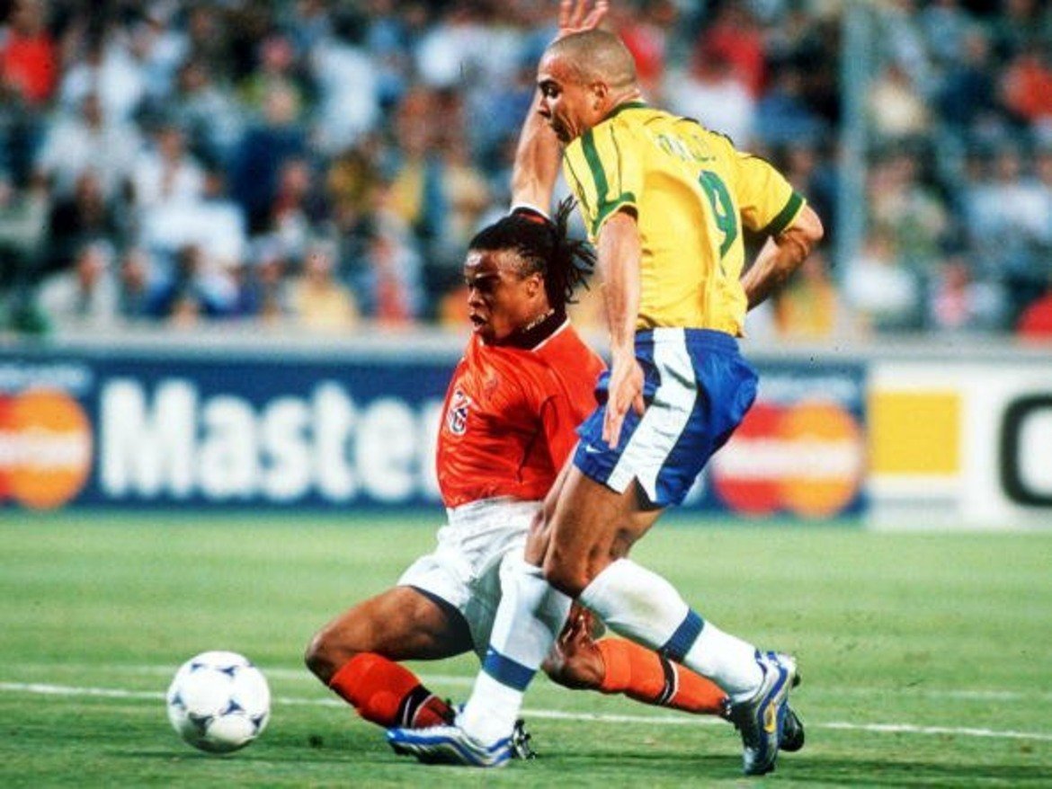 Роналдо срещу Едгар Давидс през 1998 г.
