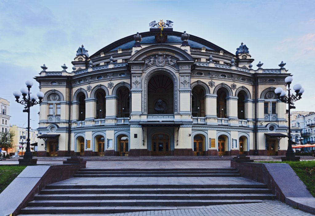 Националната опера на Украйна
Впечатляващата неоренесансовата сграда отваря врати през 1901 г., а самата оперна трупа е създадена през 1867 г.  и се смята за един от най-престижните центрове за опера и балет в Европа. Според някои дори може да съперничи на Болшой театър в Москва.
След опустошителен пожар през 80-те години на миналия век сградата е достроена и с някои по-модерни елементи.
