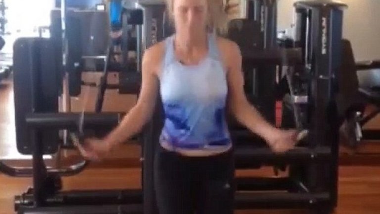 Каролине Возняцки тренира здраво във фитнеса