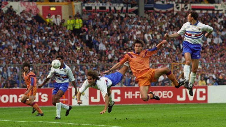 Хулио Салинас
Игра шест сезона с екипа на Барселона, след като пристигна от Атлетико през 1988-а. След това премина през Депортиво, Хихон и японския Йокохама, за да се завърне отново в Испания и да се пенсионира в Алавес през 2000 г. В момента работи като телевизионен коментатор.