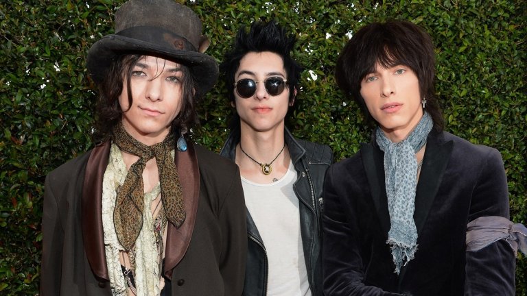 Palaye Royale
Макар все още да са млади, те вече показаха, че имат идея как могат да се променят визуално. Самоописват се като fashion-art-rock и имат вид, вдъхновен от пионери като My Chemical Romance, комбинират с пищен бароков стил. Нещо повече, образът им става все по-шарен с всяка нова песен, която пускат, и е една от причините на тях да се гледа като на нещо интересно в рока. Малцина са толкова дръзки, когато става дума за визуален стил.