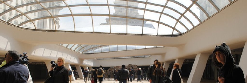 Това широко пространство ще се ползва основно за културни събития, а стената в дъното ще служи като гръб на сцената