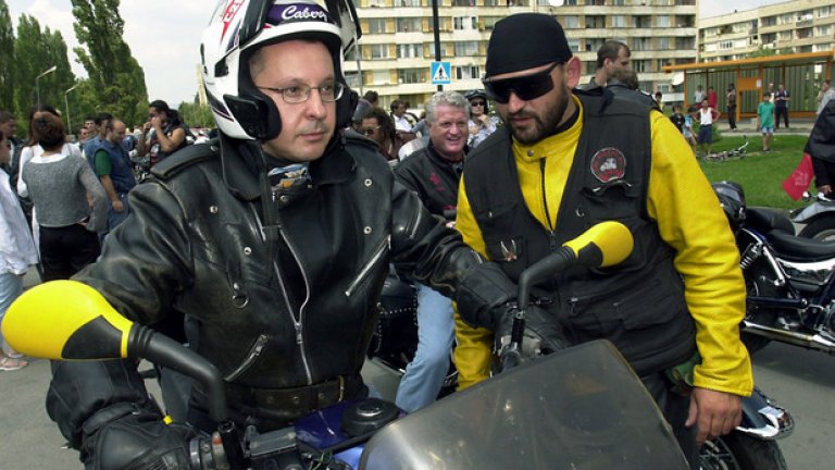 В последна сметка лявата идентичност на тази партия продължава да се крепи върху различни ритуали: комсомолски-носталгично пеене на "Една българска роза", събор на Бузлуджа, край разпадащата се летяща чиния, почистване на един или друг съветски паметник...