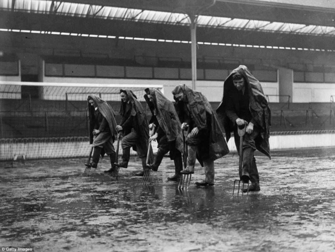 1925-а. Служители на Тотнъм се опитват да отводнят терена с вили.