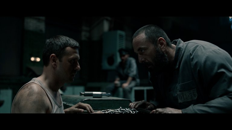Бохеми (Александър Сано) и Сатъра (Игор Ангелов) в сцена от филма.