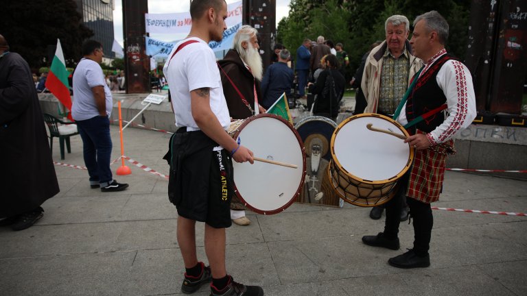 Състоя се нов Поход за мир, замерваха Европейския парламент с червена боя