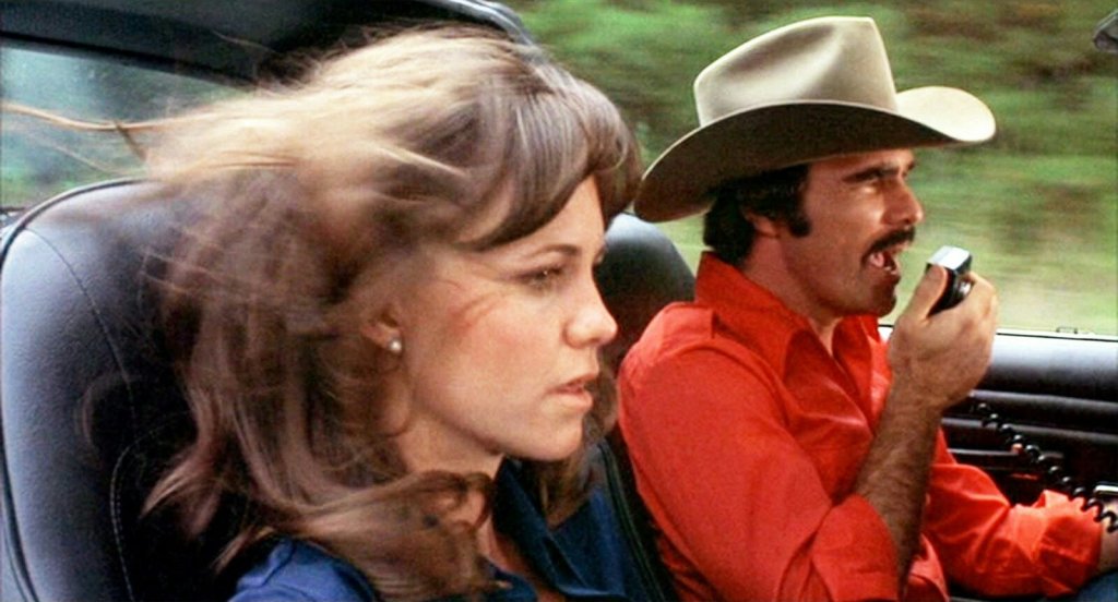 \"Смоуки и Бандитът\" (Smokey and the Bandit, 1977)
Този филм е един от най-успешните на Рейнолдс във финансово отношение. След него следват две продължения. Тук той е заедно със Сали Фийлд и играе Бо Дарвил -  шофьор на камион, който бяга от полиция
