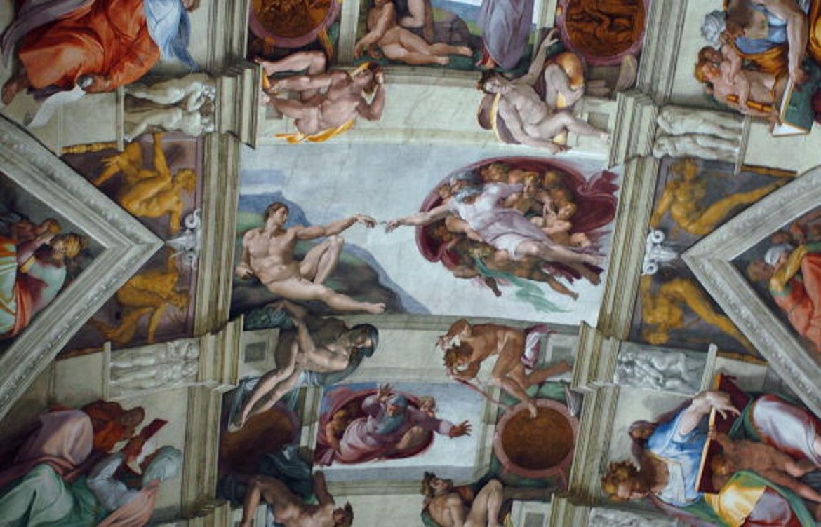 Това е таванът на Сикстинската капела на Микеланджело. Един от световните шедьоври.