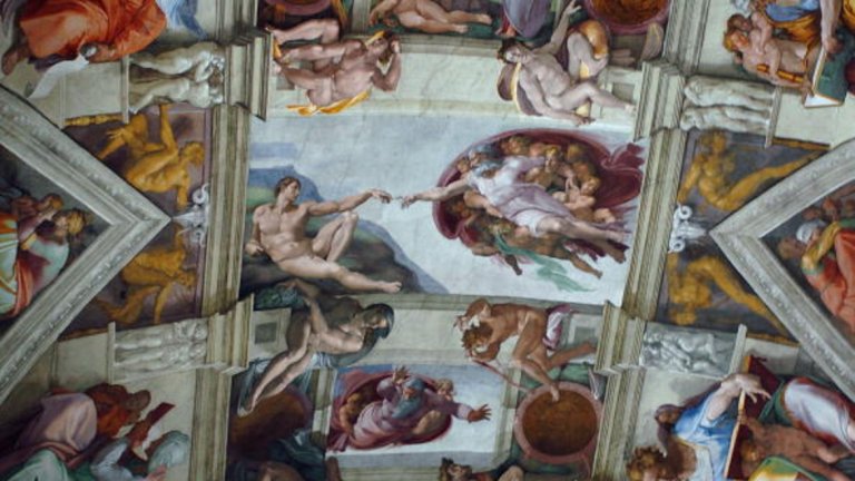 Това е таванът на Сикстинската капела на Микеланджело. Един от световните шедьоври.