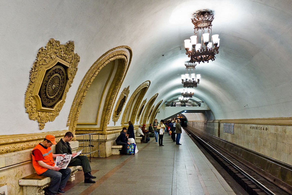  Станция "Киевска" 

Станция "Киевска" е построена под личния надзор на Никита Хрушчов, който е настоявал тя да прилича на палат във всяко едно отношение. Над нея е гарата, от която тръгват влаковете за Киев, което се подразбира и от името. Това е и единствената метростанция, която е в непосредствена близост до река Москва. 

С нея Хрушчов иска да отдаде почит на произхода си – той е от Калиновка, близо до украинската граница. Кой да проектира станцията е решено на публичен дебат в Украйна и архитектите Катонин, Скугарев и Голубев печелят. Те измислят скосените и по-ниски арки със златни кантове, а мозайките представят руско-украинския съюз от 1654-а до Октомврийската революзция през 1917-а. 

На един от входовете на станцията има репродукция на Ектор Гимарм, който е творил в "ар нуво". В замяна на входа на спирка "Маделайн" в Париж има творба на Иван Лубенников. Дълбочината на спирката е 50 метра.