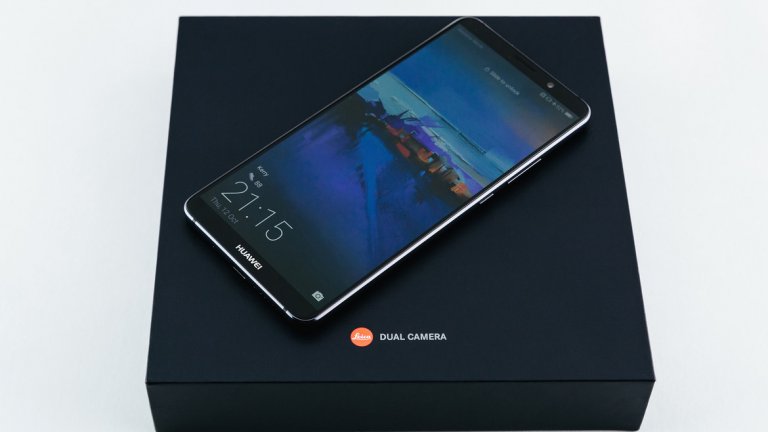 Mate 10 Pro ще се продава за 799 евро за 128-гигабайтовата версия, като продажбите ще започнат през ноември. Стандартният Mate 10 ще е със 100 евро по-евтин. Премиум моделът Mate 10 Porsche Design ще струва 1395 евро (256 GB и 6 GB RAM), като ще с продава само на избрани пазари.
