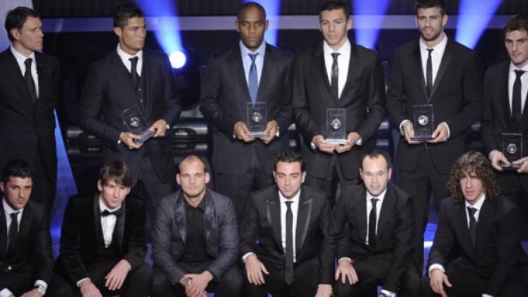 Най-добрите 11 футболисти за 2010 бяха избрани от техните колеги и ФИФА сред 55 номинирани