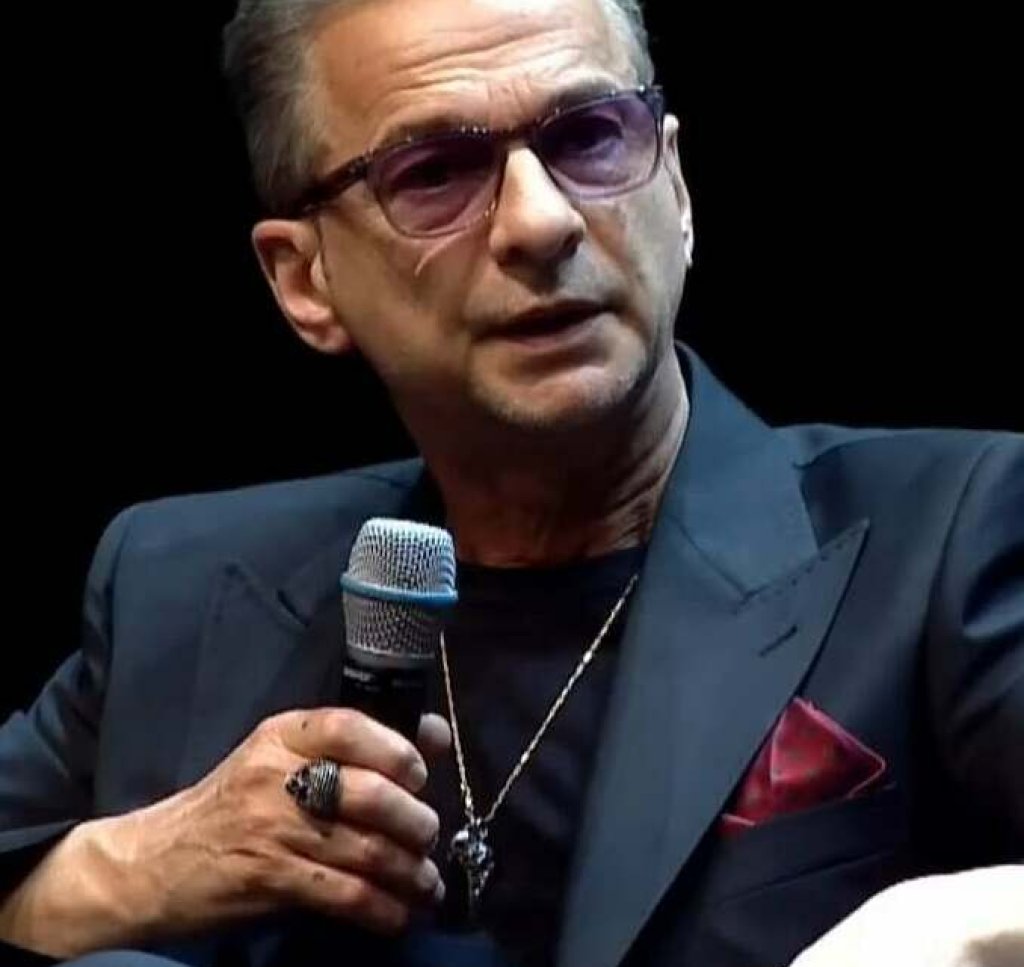 Dave_Gahan_Oct_4_2022_(1)_(cropped)