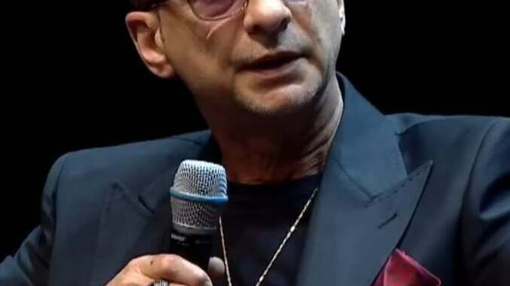 Dave_Gahan_Oct_4_2022_(1)_(cropped)