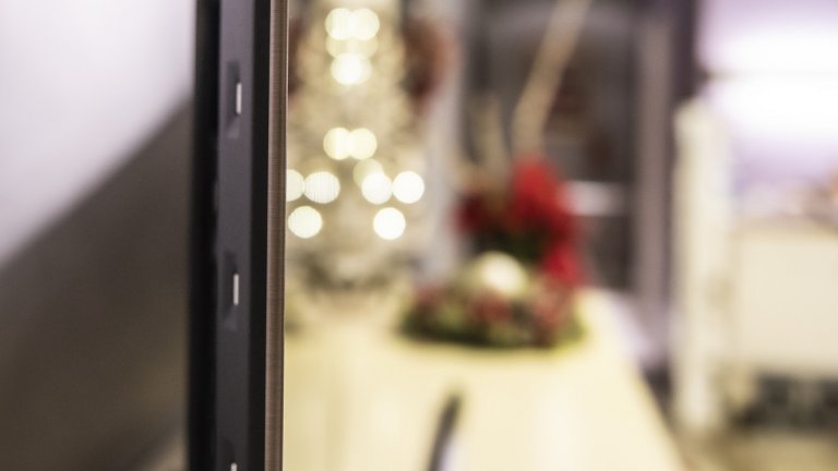 55-инчовият телевизор, който пренася киното в дома ви