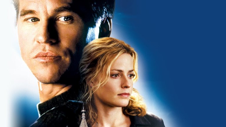 “Светецът” (1997 г.) 
Къде да гледаме: под наем в Apple TV+ и по bTV Cinema на 2 април от 23:00 ч.
В шпионския екшън Вал Килмър играе ловък майстор на дегизировката и крадец с множество идентичности, известен като “Светеца”. Той е нает от руската мафия да открадне формула за студен ядрен синтез, но мисията се проваля, когато се влюбва във физичката Ема Ръсел (Елизабет Шу).
Килмър не само изиграва главната роля, но и добавя творчески елемент в сюжета, рецитирайки поезия, написана от него по време на сцена. За да участва в трилъра, Килмър отказва да повтори ролята си на Батман в подготвяния по същото време “Батман и Робин”. Едно отлично решение.