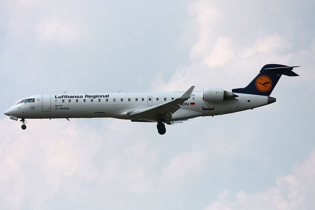 1024px-2010-06-30_CRJ700_LH_D-ACPJ_EDDF_02