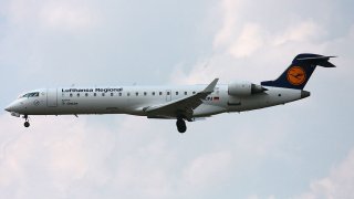 1024px-2010-06-30_CRJ700_LH_D-ACPJ_EDDF_02