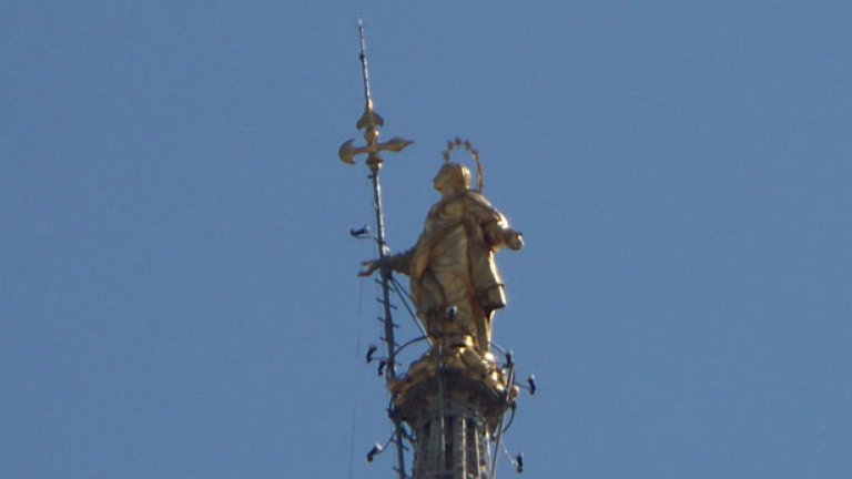 Малката мадона ("мадунина") на върха на миланската катедрала, която дава прозвището Дерби дела мадунина