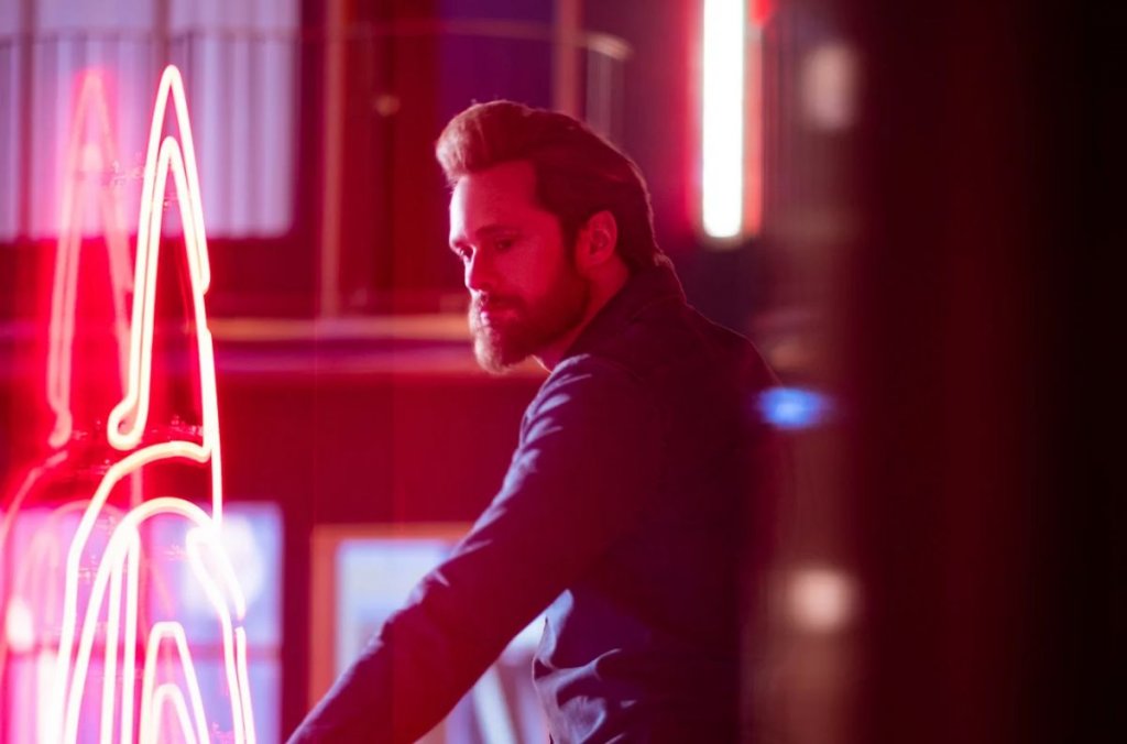 В сериала, базиран на романа "Сблъсък" на Стивън Кинг, светът е покосен от опасен вирус, разработен от американската армия. 99% от изложените на него се заразяват, а 99% от заразените умират. Историята тук разказва за това как светът пропада под заразата и как оцелелите се опитват да се борят за оцеляване след апокалипсиса. Срещу себе си обаче те имат сила, която с удоволствие би наблюдавала как се гърчат в мъките си - мистериозния Рандал Флаг. Сюжетът със сигурност е тематичен, а тъй като става въпрос за екранизация един от най-добрите романи на Кинг, всичко става още по-любопитно.