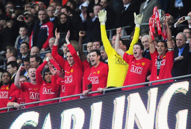 Щастливият Фърдинанд с Купата на лигата през 2009 г., след като Юнайтед побеждава Тотнъм след изпълнение на дузпи във финала.