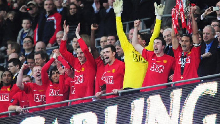 Щастливият Фърдинанд с Купата на лигата през 2009 г., след като Юнайтед побеждава Тотнъм след изпълнение на дузпи във финала.