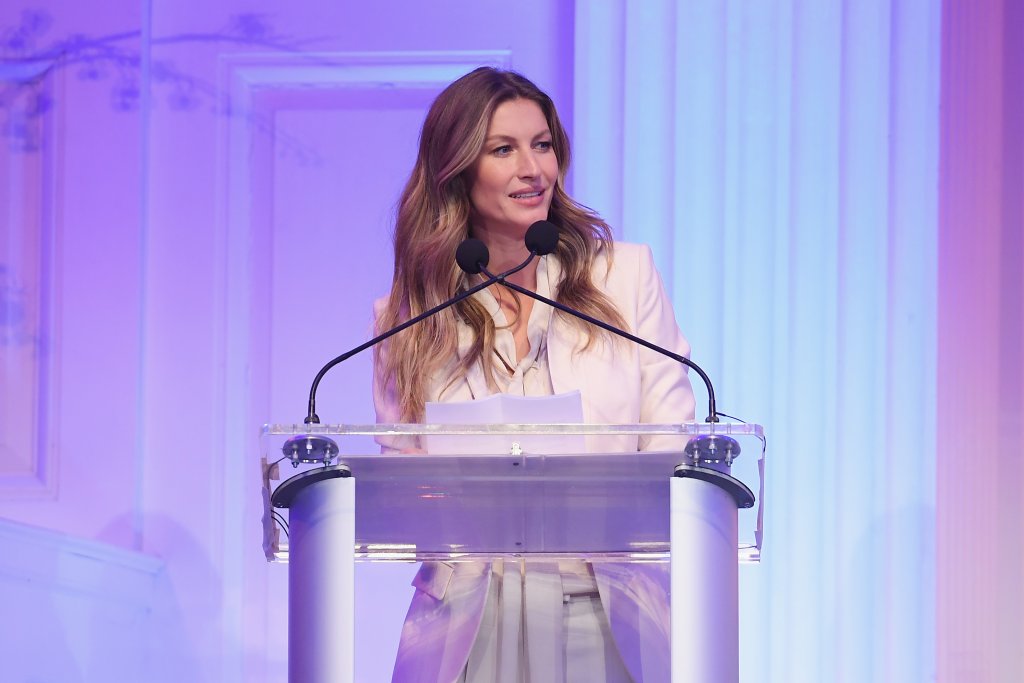 Тук Жизел говори по време на "Women of Vision Awards".