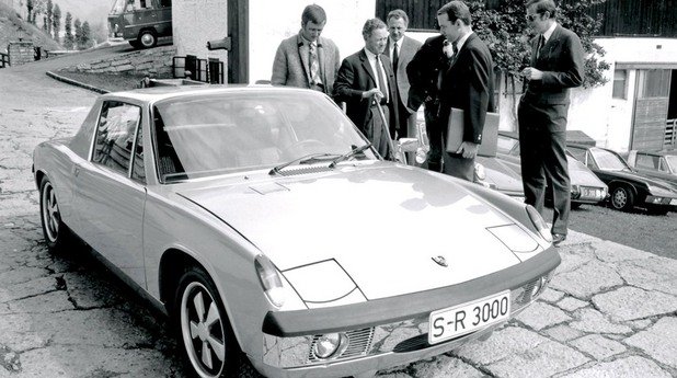 Фери Порше и Porsche
Синът на основателя на компанията обичал да си поръчва странни модели на инженерите на Porsche. От състезателен 904, който има право да се движи по пътната мрежа през скромен 914, оборудван с 8-цилиндров състезателен боксер, та до 993 Speedster с дървена облицовка на интериора.
