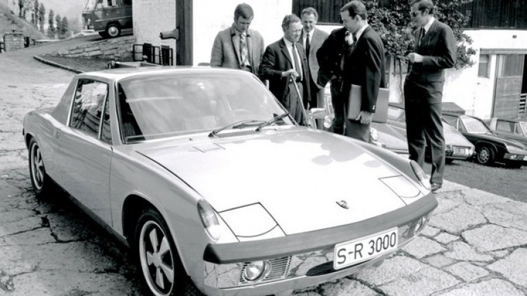 Фери Порше и Porsche
Синът на основателя на компанията обичал да си поръчва странни модели на инженерите на Porsche. От състезателен 904, който има право да се движи по пътната мрежа през скромен 914, оборудван с 8-цилиндров състезателен боксер, та до 993 Speedster с дървена облицовка на интериора.