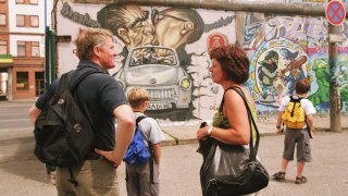 Блазе им на младите, че виждат свят, без да трябва да виждат жената в кръглия отвор на което и да е гише