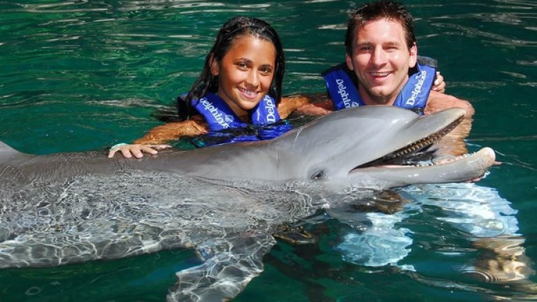 С любимата му Антонела в делфинариум в Маями.