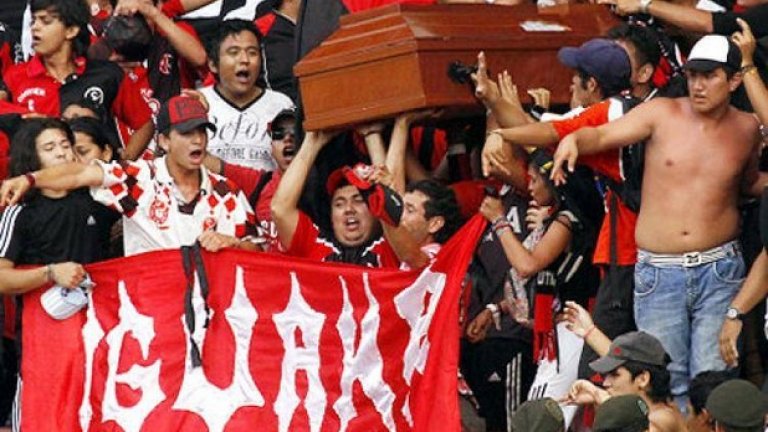 През стадиона на път за гробищата
Последния си мач може да гледате направо от ковчега. Такъв например е случаят със 17-годишния колумбиец Крис Хакоме. Младежът умира няколко дни, след като е нападнат от убиеца си, докато играе футбол на улицата. Когато се бори безуспешно за живота си в болницата, Крис намира начин да каже на приятелите си, че иска да гледа поне още един мач на своя тим Кукута Депортиво. Шествие от 200 запалянковци внася ковчега му в стадиона, където всички отдават последна почит на загиналия, преди да поеме към гробищата.