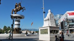 В неокласическия си блясък Скопие изглежда лъскав и различен, aко не броим съмнителната естетическа стойност на новите статуи и сгради в центъра