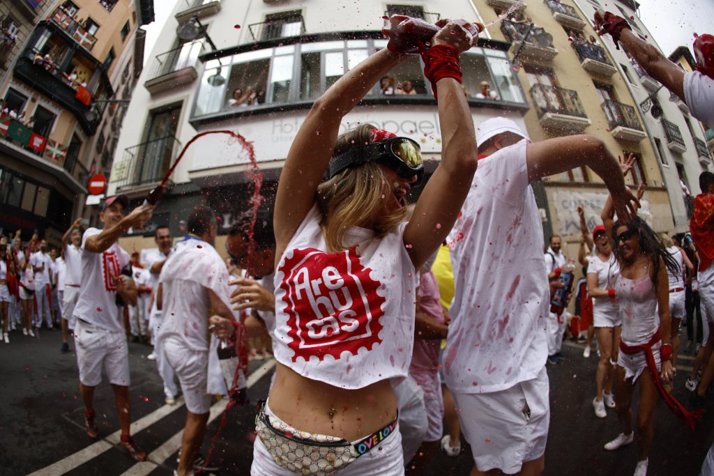 Бягания с бикове, бели дрехи и червено вино - най-колоритният фестивал на Испания започна (снимки)